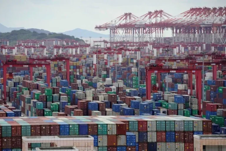 Port Congestion Hits Record 4.3M TEUs as Freight Rates Reshape Global Component Sourcing